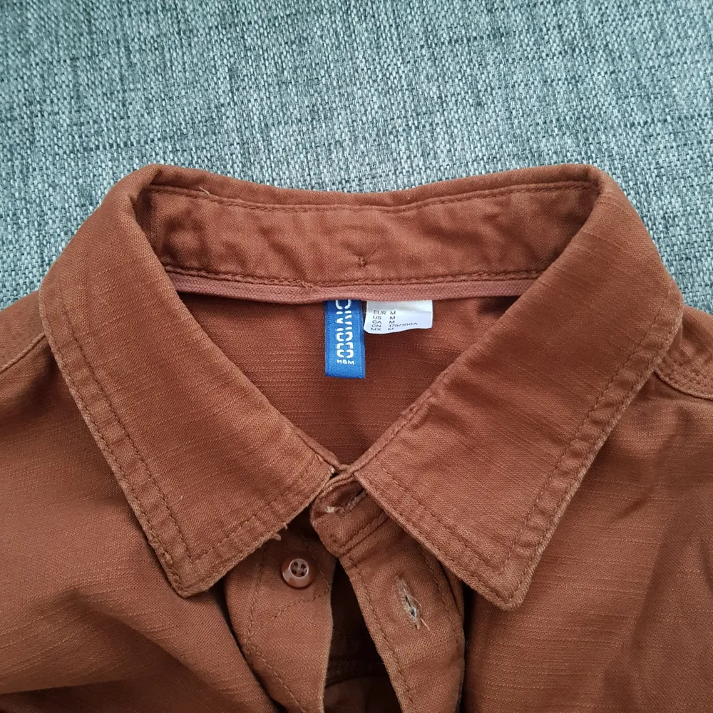 Beige brun skjorta från H&M, köpt kring 2017. Använd men den har mest legat i källaren. Dock är den skit cool och väldigt användbar. Bra för en neutral/höstig stil.. Skjortor.