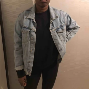  - En jätte fin jeans jacka från bikbok storlek M