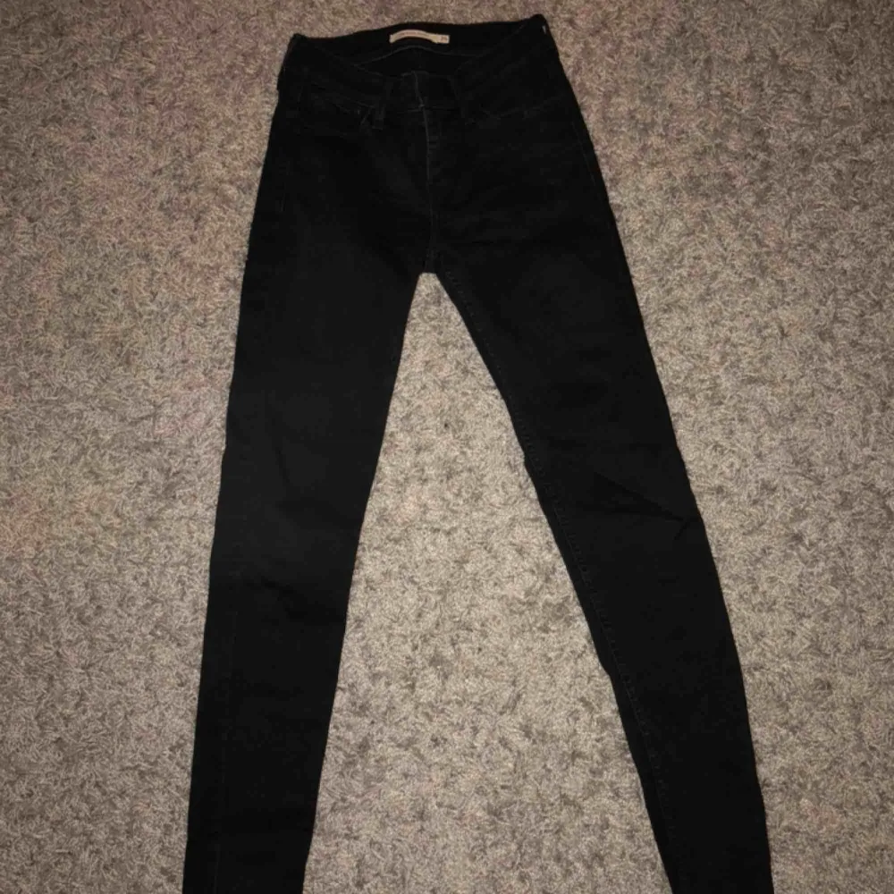 Svart/gråa 710 jeans från Levi’s, använda ett par gånger men för små nu! Köpare står för frakt😊 köpta för 900kr. Jeans & Byxor.