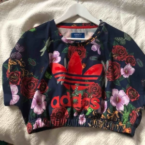  - Min älskade adidas x Rita Ora-tröja som jag använt väl (som ni ser där sammetsdelen slitits bort), annars i fint skick. Gör ont att sälja pga det fantastiska mönstret men använder inte den längre tyvärr. Frakt 50kr 💕