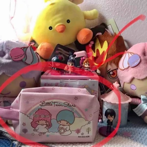  - NY STOR SÖT SMINK NÄCECESÄR  Med Klassisk TRYCK SÖTA  GULLIGA” LITTLE TWISTARS. VATTEN TÅLIG  SÄKER PLOMBERAD.  Detaljer: Dragkedja metalliska guldhjärta.  NYTT. Visning BILDERNA. STOR Rymlig BJUDER PÅ PORTOT 63Kr. Så FÖRST TILL  KVARN 