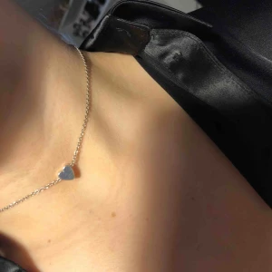  - Halsband (choker) med ett silverfärgat hjärta💗
