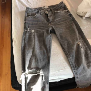  - Gråa jeans med slitningar. Säljer pga att jag inte använder de så mycket. Passar  34-36😊 (frakt ingår i priset)