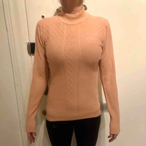  - Supermjuk och skön tröja med snygga detaljer. Personen är 170 cm och har storlek small.