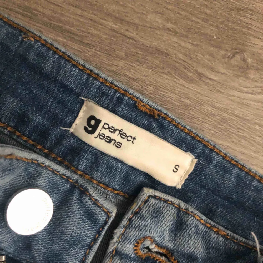 Super fina bootcut jeans knappt använda och säljs för dem är för små Köparen står för frakt . Jeans & Byxor.