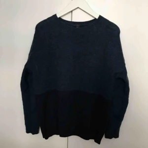  - Marinblå stickad tröja från COS i merinoull & mohair mix. Storlek: M  Säljes i bra använt skick. Se bilder för mer detaljer, zooma gärna & swipa för fler bilder.
