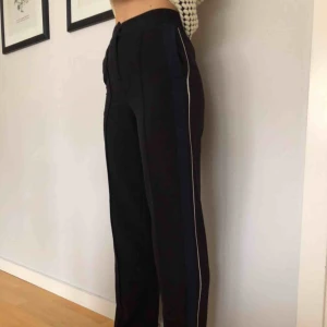  - Snygga svarta stilrena kostymbyxor med rand på sidan av benet
