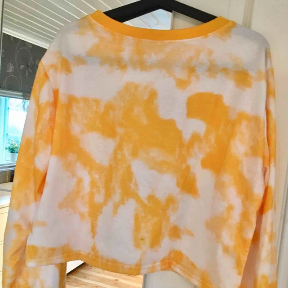 Älskar denna gula tiedye tröja från ROMWE men har tyvärr inte fått användning för den 🌸 Finns i Kalmar men kan fraktas, skriv för med detaljer, bilder och fraktpris 🌸. Toppar.