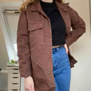  - En oversized brun jeansjacka från NA-KD, står stl 34 i den men den är mer som en oversized 36. Skriv för mer bilder, frakt tillkommer.
