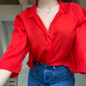  - En röd blus från weekday i superfint skick! Frakt tillkommer 💕
