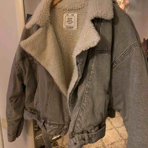  - Infodrad jeansjacka från pull&bear. Köptes förra året och har ej använt den mycket. Frakt ingår ej:))