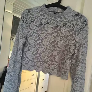 Snygg spetströja från H&M. Perfekt på krogen! Använd en beige bh under så syns den inte 🌸 Finns i Kalmar men kan fraktas, skriv för med detaljer, bilder och fraktpris 🌸