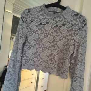  - Snygg spetströja från H&M. Perfekt på krogen! Använd en beige bh under så syns den inte 🌸 Finns i Kalmar men kan fraktas, skriv för med detaljer, bilder och fraktpris 🌸