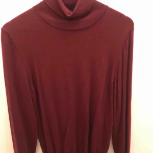  - 9/10 skick Säljes pga för liten Tunn och bekväm polotröja