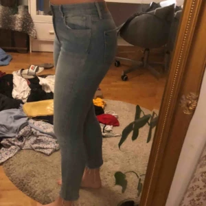  - Levis jeans, klippt själv går till ankeln på mig (1,68). 