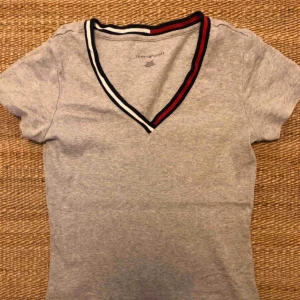  - V-ringad T-shirt från Tommy Hilfiger. Mycket sparsamt använd! Passar XS och S. 