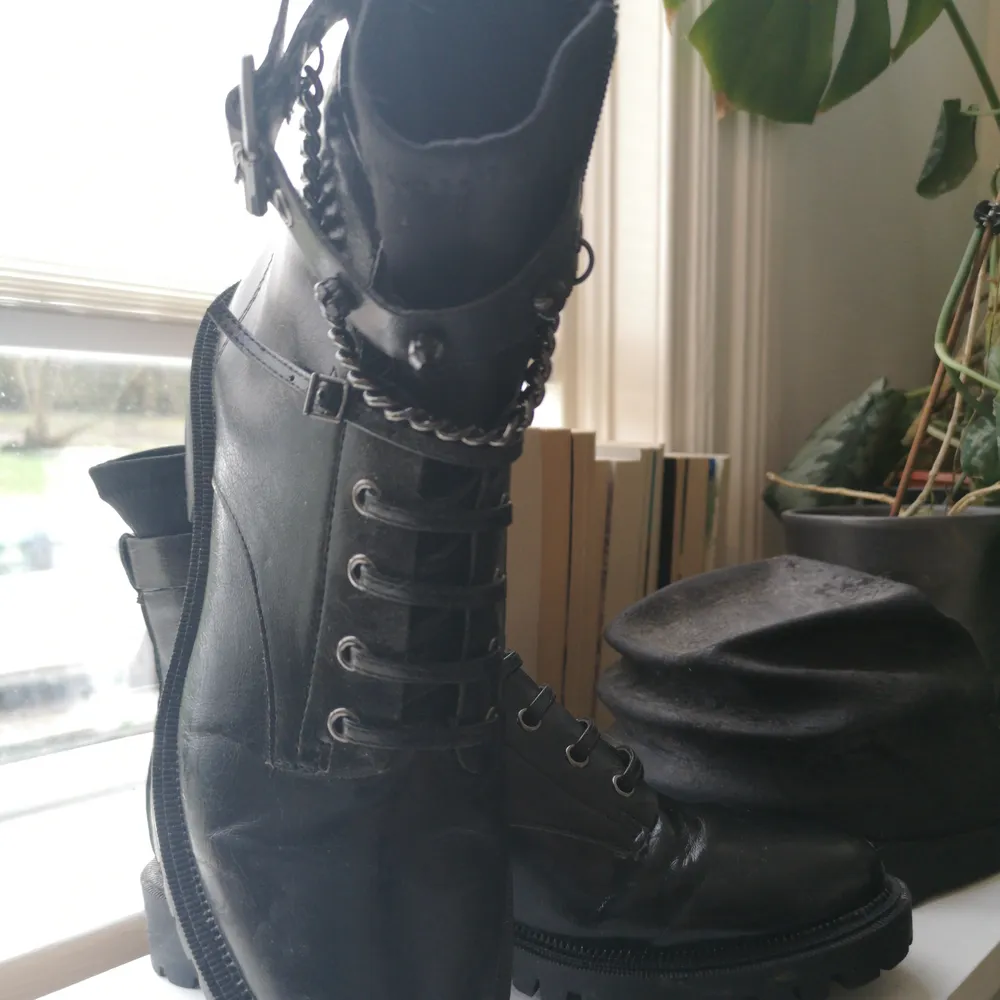 Världens coolaste boots från Bershka! Endast använda ett fåtal gånger, skitsnygga men kommer inte till användning här. Storlek 38. Kan mötas i Kalmar annars står köparen för frakt. Skor.