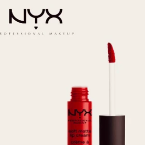  - NY PLOMBERAD ALLT MITT SMINK ÄR HELT NYTT OCH ORÖRT. Nyx Läppglans färg:BLODRÖD SE BILDERNA BJUDEF PÅ PORTOT*Snabb leveranstid:1-3 vardagar    