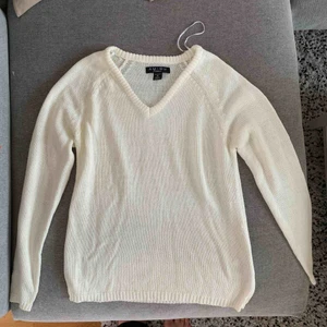  - En fin lite tunnare tröja. Jättefint att ha över långkjolen i vår/sommar 🌸 Bild med passform i DM ✨