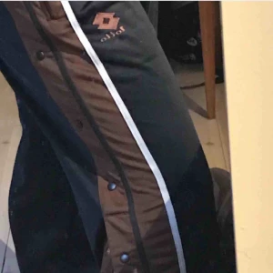  - Svarta popperpants❤️ uppklippta på ena sidan för en längre slits och därav det billiga priset (ingenting som inte går att sy igen) Obs det står storlek XL i dem men de är snarare en L/M som sitter fint och oversized på tillochmed en S