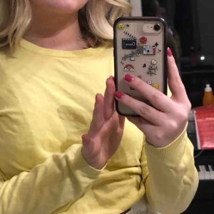  - Gullig tröja, från en liten butik i Köpenhamn. Lappen med märke har jag klippt av, pga att den kliade:))