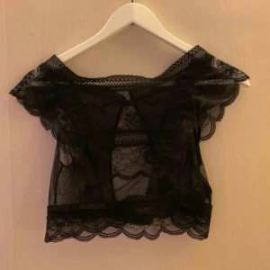  - Spetts topp/bralett från H&M med nyckelhålsdetalj på ryggen.   Kan mötas upp i Borås, eventuellt Göteborg, annars står köparen för frakten. 