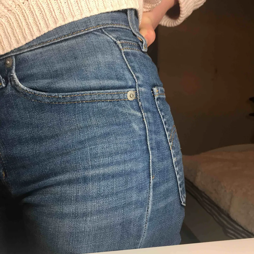 Levi’s Jeans som jag verkligen gillande förut men som jag knappt kan få på mig nu, jag är storlek S-M. De passar perfekt på en XS. De har lite slitningar som man ser på bilden. Pris är förhandlingsbart . Jeans & Byxor.