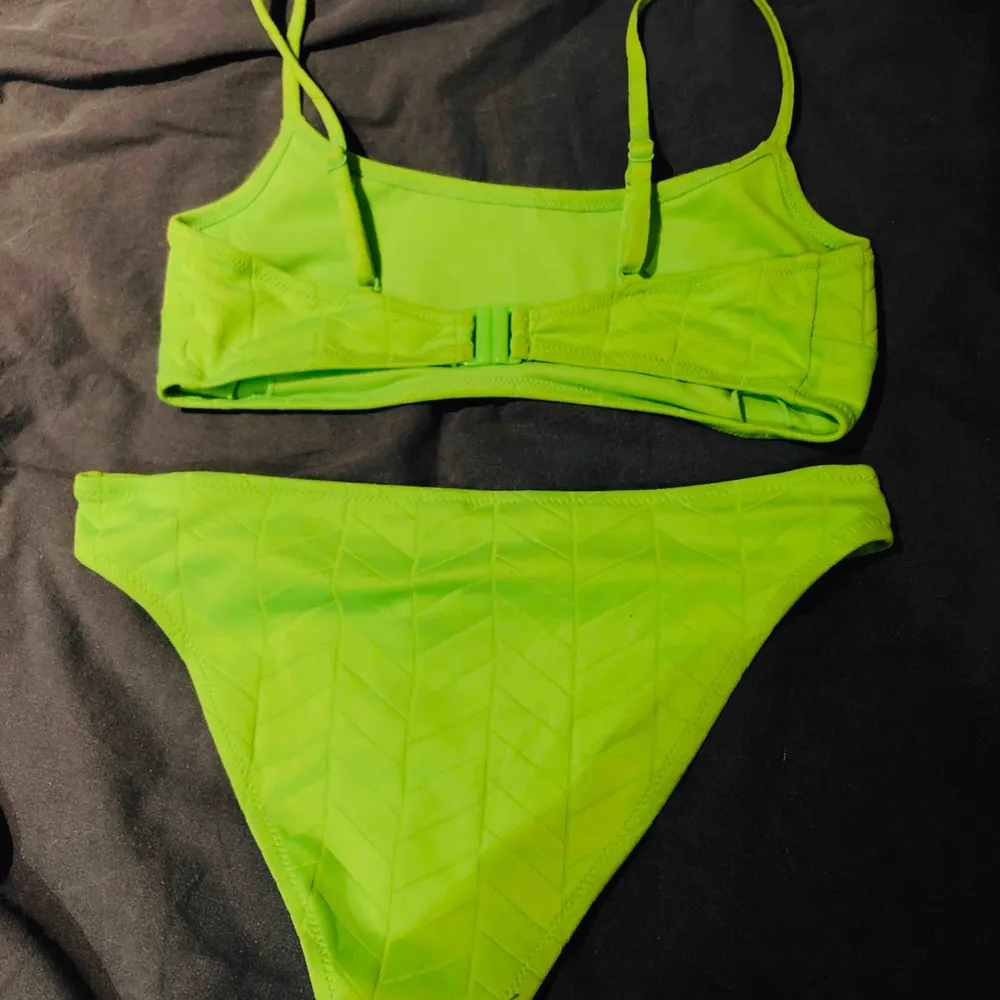 En sjukt snygg bikini från Cubus. Köpt i somras och den har blivit för liten😫behövde ha filter för att kameran skulle kunna fånga den otroligt sjuka färgen🤯super snygg och bra skick!. Övrigt.