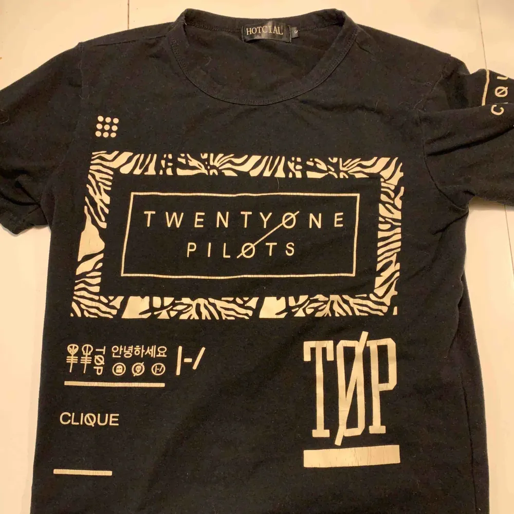 Twenty one pilots tröja i strl S. Köptes online från ebay så den är alltså inte äkta och kan inte garantera bra kvalitet. Texten har gulnat ganska mycket som man ser på tredje bilden. Frakt ingår men kan mötas upp i Karlskoga/Örebro. T-shirts.