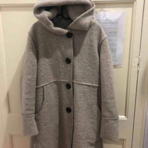 It is sold per trip! Wool coat made in Italy (indicated on the label). Very comfortable and lightweight to wear. Perfect for any cold season.