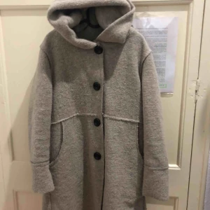  - It is sold per trip! Wool coat made in Italy (indicated on the label). Very comfortable and lightweight to wear. Perfect for any cold season.