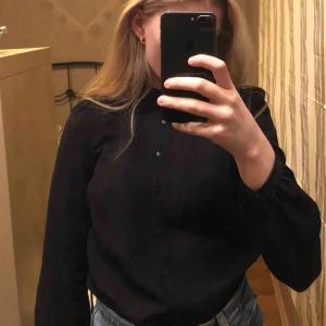  - söt blus från kappahl med fina detaljer, strl S/36 🧡