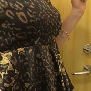  - Gullig axelbandslös klänning i leopardmönster!!! Jättefin, formar kroppen snyggt också! 💕