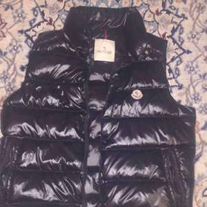 My sons old vest approximately 7 months old Bought for 5900kr Size Small but fits Medium 