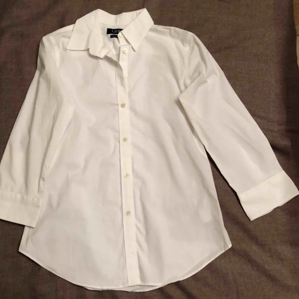 Knappt använd skjorta från Lauren Ralph Lauren i den superfina modellen embroidered button-down.  Ord.pris: 895 kronor. . Skjortor.