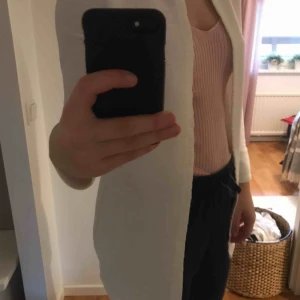  - Vit ”kofta” som även kan användas som jacka. ”Räfflat” mönster i koftan. Från ONLY. Köparen står för frakt.