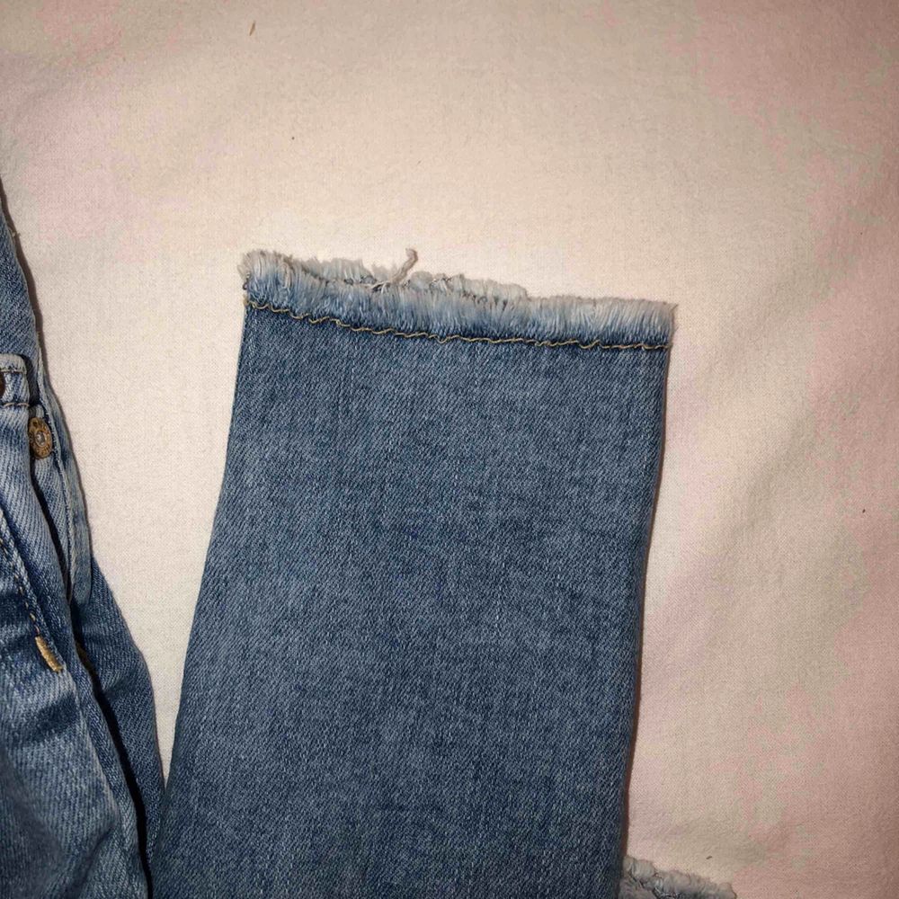 snygga blåa jeans från only med avklippt kant, ALDRIG ANVÄNDA! 💙. Jeans & Byxor.