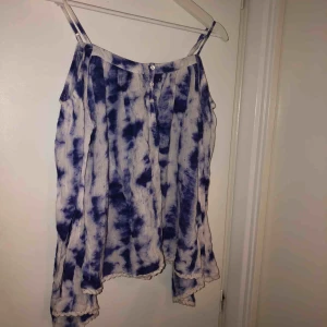  - Vit blå tunika från Bikbok i storlek M men passar även S, använd ett fåtal gånger. 