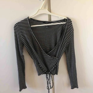  - En svartvit tröja, med en snygg snörning till detalj. Använd endast 2 gånger.