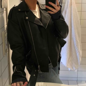  - Skinnjacka, andvänd i ca 1 månads tid, felfri. Frakt tillkommer 💗