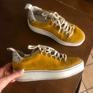  - Skor från Amsterdam, nederländskt märke. Äkta mocka i härlig färg. 