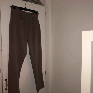  - Bruna byxor från Tessie i storlek S, endast använda ett fåtal gånger. 