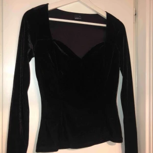  - Svart velour tröja i storlek S från Gina tricot, endast använd 1 gång.
