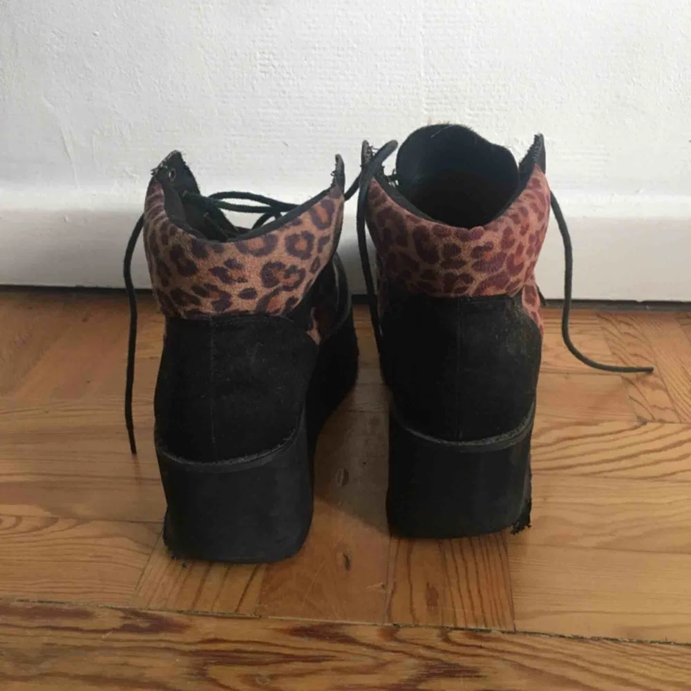 Platåskor i leopardmönster köpta på skoaffären Zoe, vet inte märket dock.  Ca 5 cm platå Färgen på skorna har tyvärr blivit solblekt på vissa ställen.  . Skor.