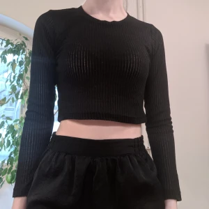Svart croptop - Från monki!  Lite genomskinlig och superskön. 