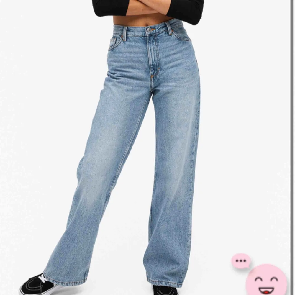 Superfina, trendiga byxor från monki i storlek 24. Modellen heter Yoko och byxorna är 100 cm långa och ca 70 cm i midjan!! Priset är inkl frakt om man inte kan mötas upp i Gbg!❤️ Kontakta själv om du vill ha fler bilder eller frågor! . Jeans & Byxor.