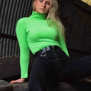  - Supercool tröja som ej passar mig längre. Tyvärr för kort i ärmarna för mig (är 180 cm lång). Kan mötas i Lund/Malmö eller skicka via post