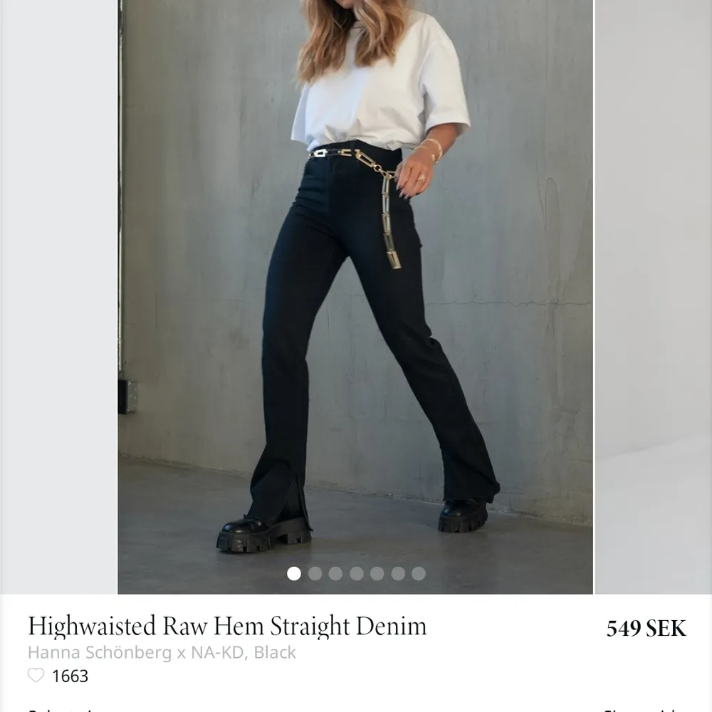 Populäraste helt slutsålda jeansen med slits på sidan från Hanna Schönbergs kollektion med NA-KD. Världens snyggaste jeans!! Säljer för samma pris eller högstbudande då de är helt slutsålda och endast använda en gång. Storlek 34, lite stretch. ❤️. Jeans & Byxor.
