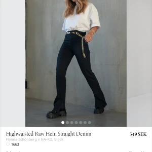Nakd x Hanna Schönberg - Populäraste helt slutsålda jeansen med slits på sidan från Hanna Schönbergs kollektion med NA-KD. Världens snyggaste jeans!! Säljer för samma pris eller högstbudande då de är helt slutsålda och endast använda en gång. Storlek 34, lite stretch. ❤️