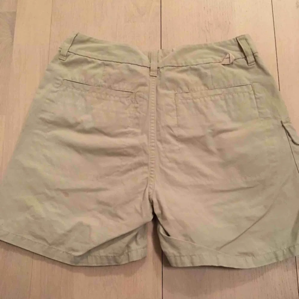 Peak performance shorts strl XS, beige. Observera liten fläck på baksida, se bild.  Postas (40 kr) eller ses i Sthlm. . Shorts.